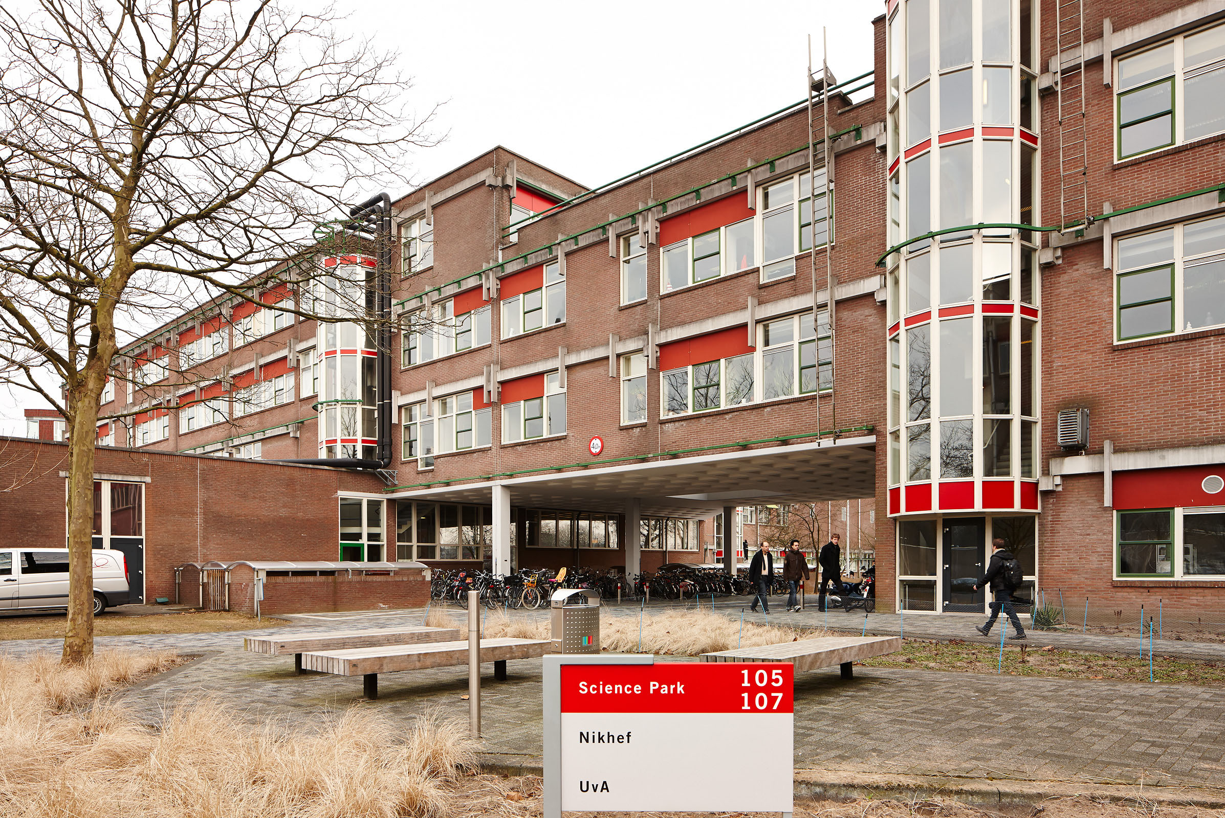 Université d'Amsterdam - quatre-vingts postes de travail livrés sans temps d'attente