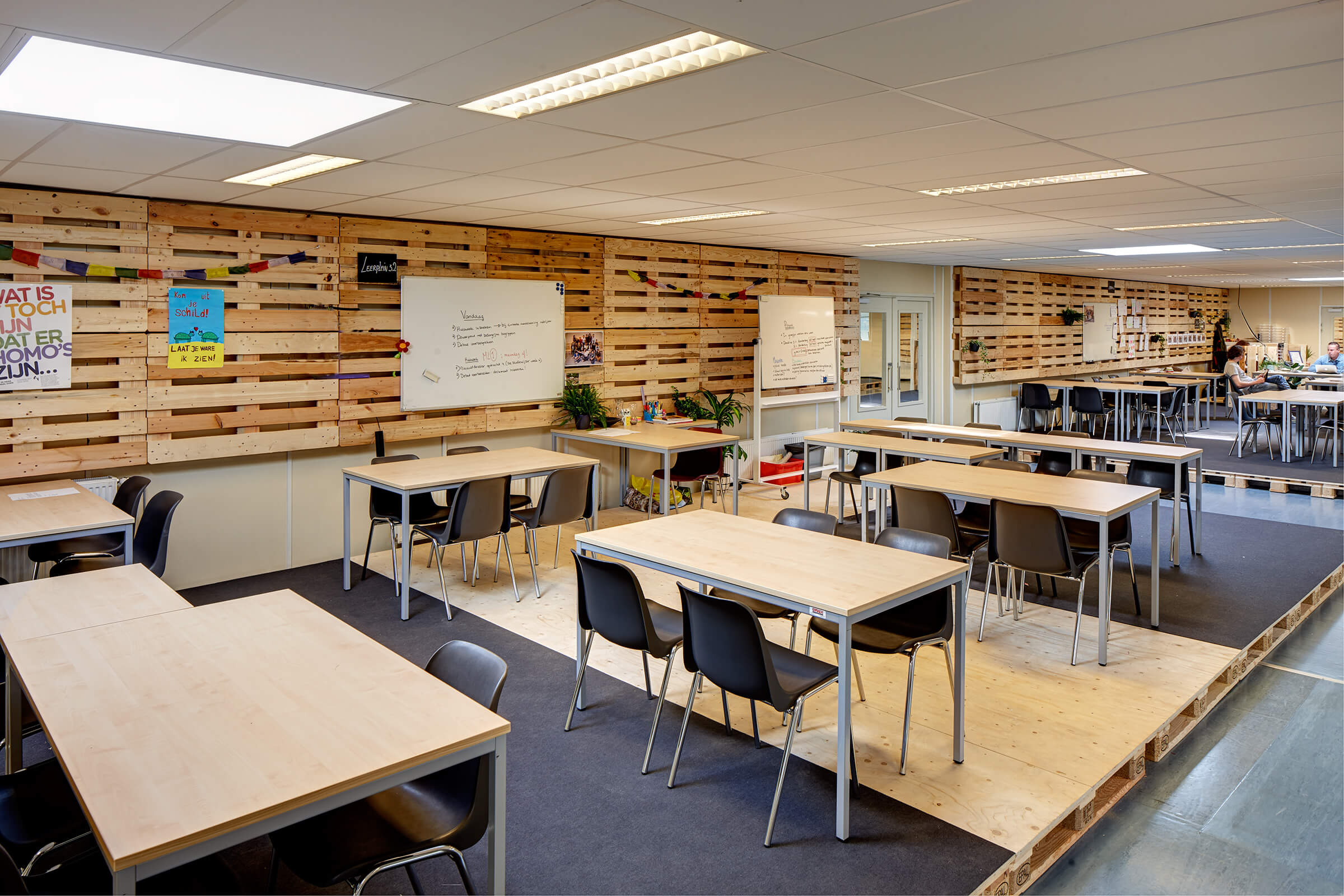 En complément des salles de classe, les espaces communs ont également été équipés temporairement avec du mobilier en location. 